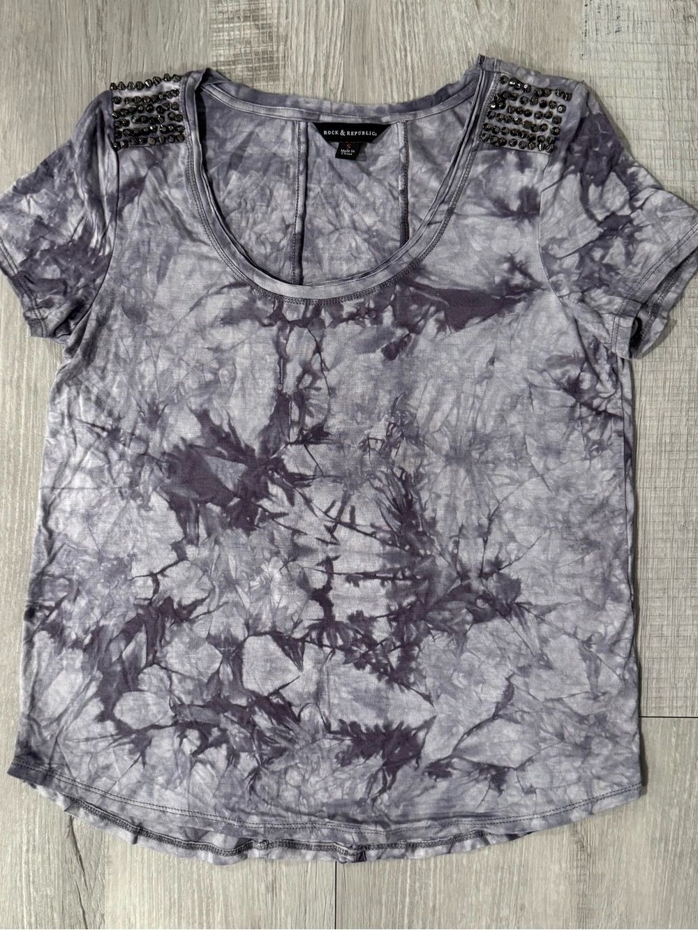 Rock & Republic Women's Gray Tie-Dye Scoop Tee with Studded Shoulders